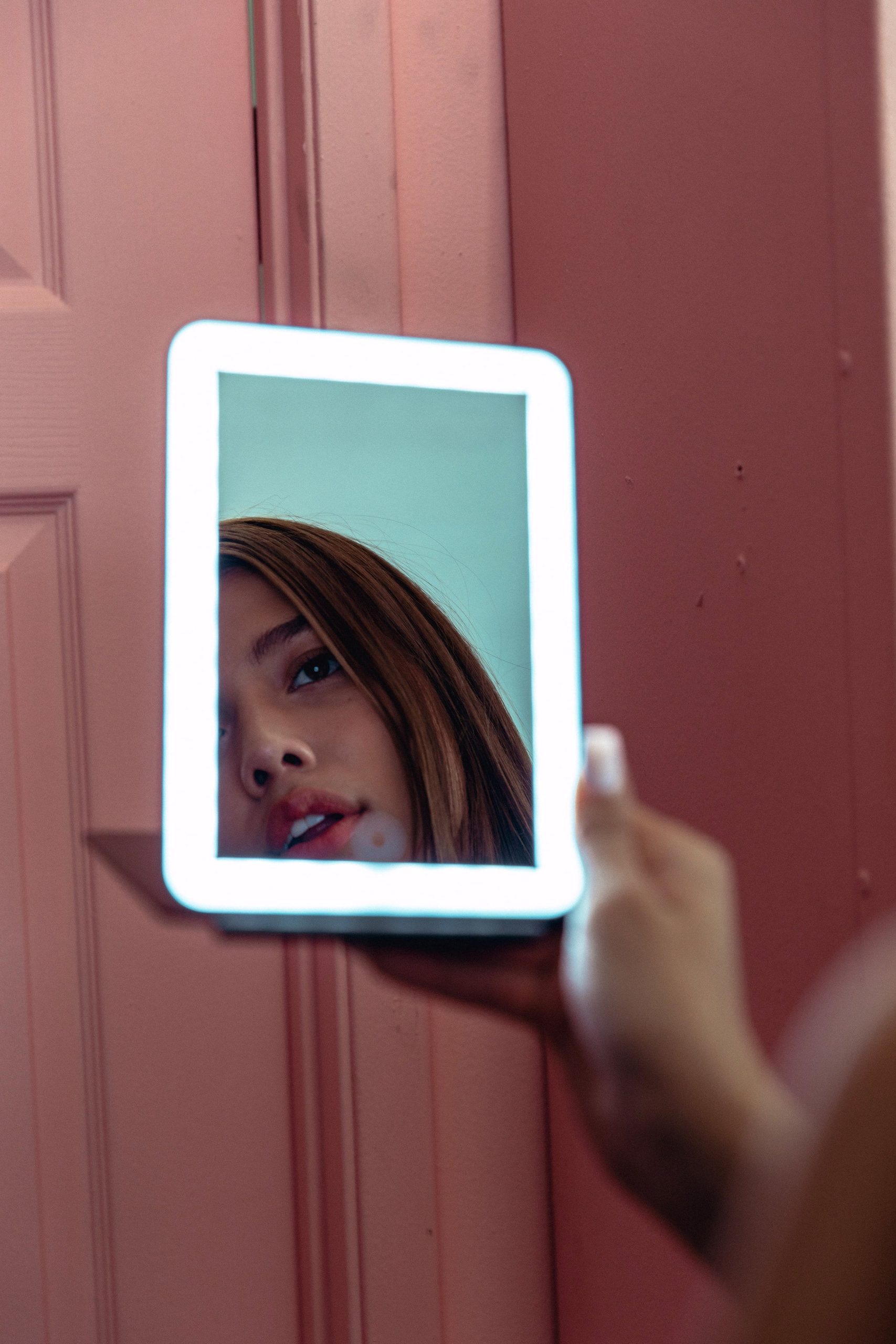 The Light-Up Travel Mirror in Black - Image 7