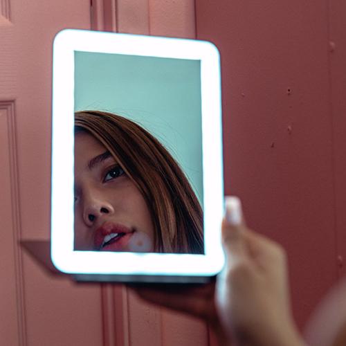 The Light-Up Travel Mirror in Black - Image 8